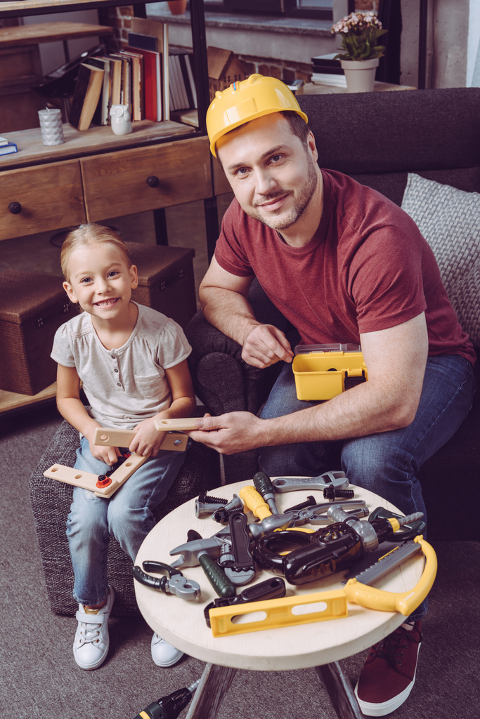 Padre e hija haciendo marco de madera
  - Foto, Imagen