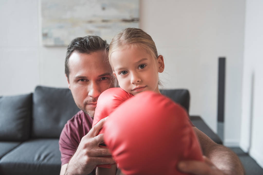 Ο πατέρας δείχνει κόρη πώς να πυγμαχίας - Φωτογραφία, εικόνα