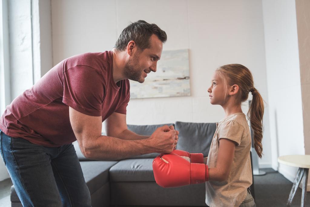 Ο πατέρας κόρη διδασκαλίας πυγμαχία - Φωτογραφία, εικόνα