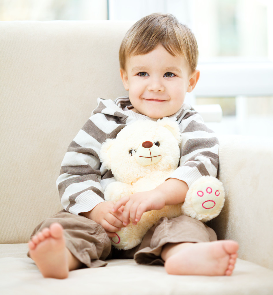 Portrait d'un petit garçon avec son ours en peluche
 - Photo, image
