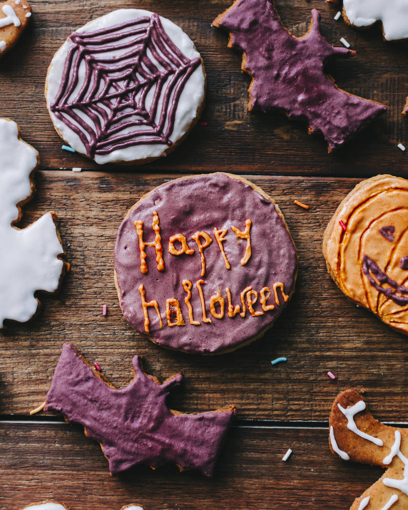 Хэллоуин печенье на столе
 - Фото, изображение