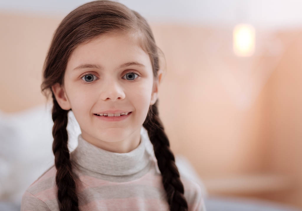 Красивый улыбающийся ребенок с большими серыми глазами
 - Фото, изображение