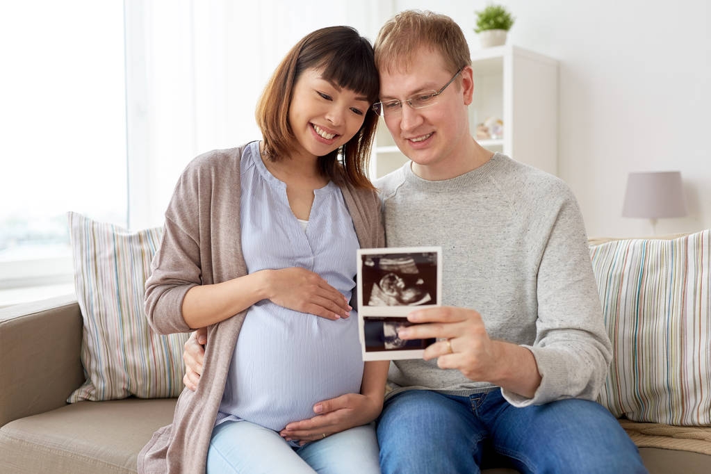 coppia felice con immagini ad ultrasuoni a casa
 - Foto, immagini