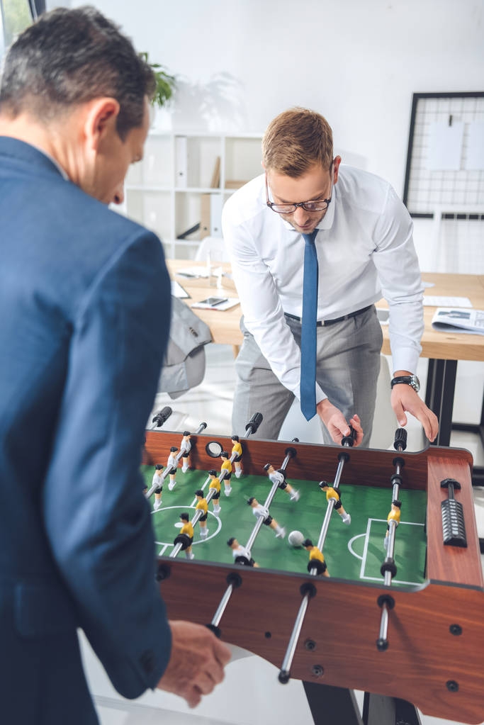 Podnikatelé hrají stolní fotbal - Fotografie, Obrázek