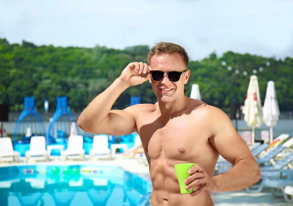 Atraktivní muž nedaleko plavecký bazén - Fotografie, Obrázek