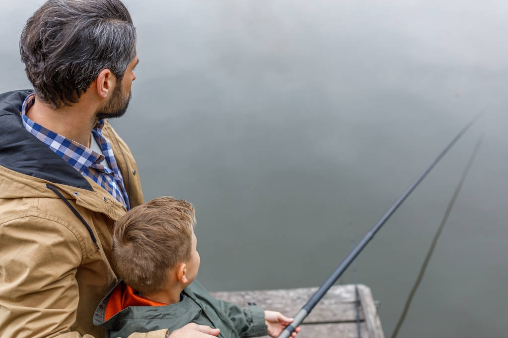 Isä ja poika kalastavat laiturilla - Valokuva, kuva