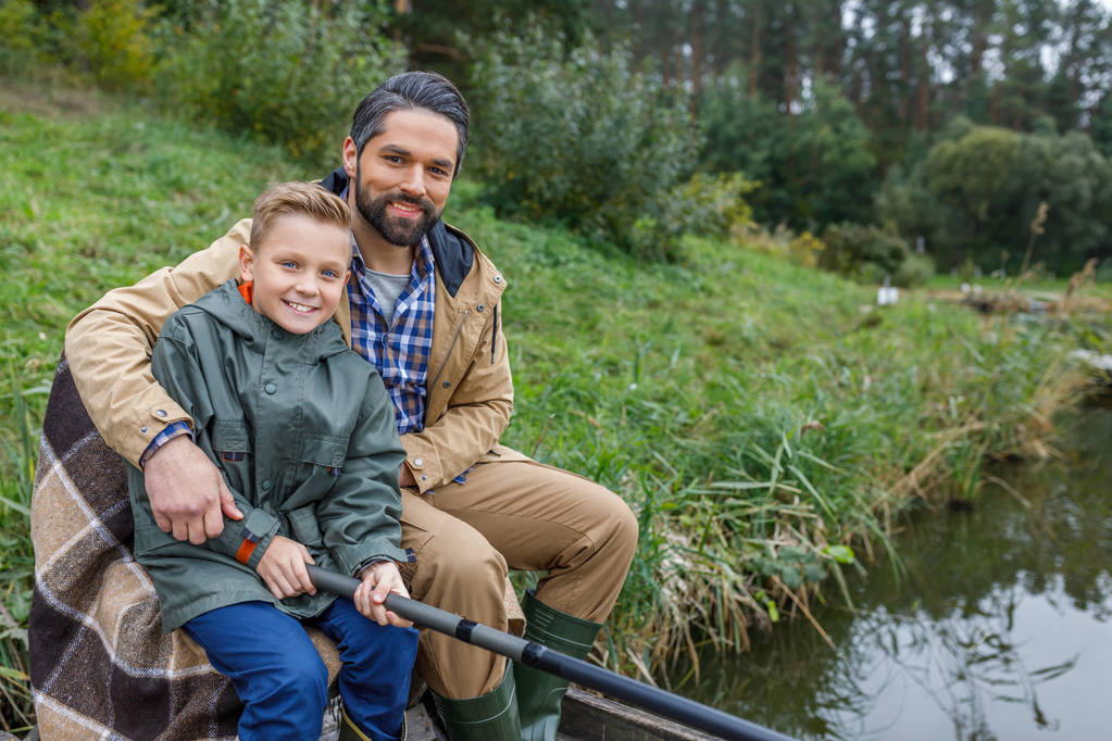 Vater und Sohn angeln auf Steg - Foto, Bild