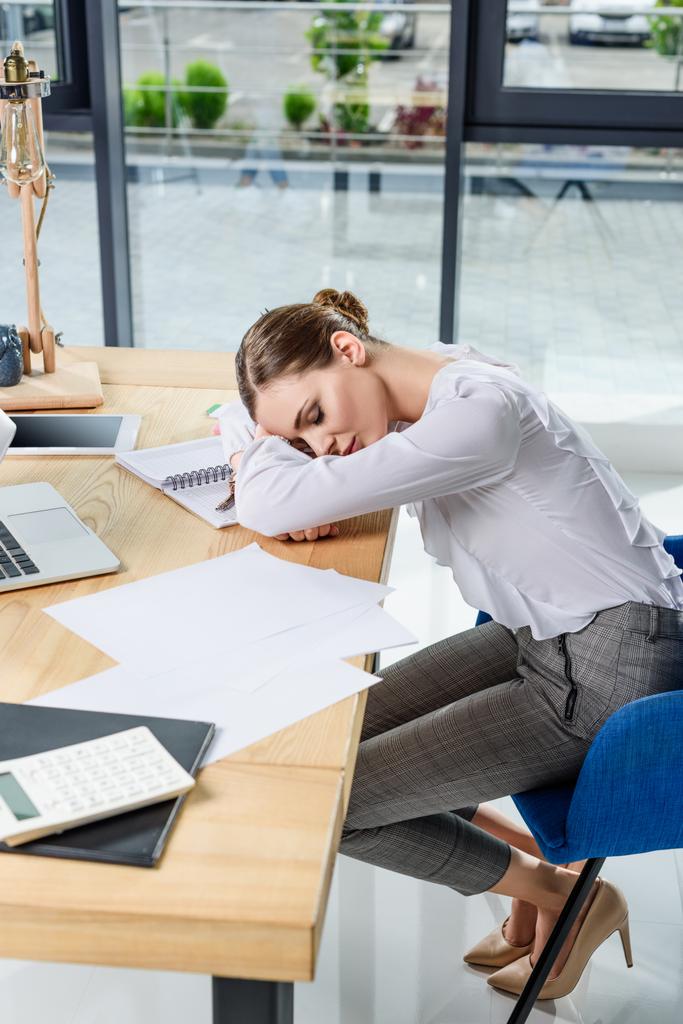 Επιχειρηματίας που κοιμάται στο γραφείο - Φωτογραφία, εικόνα
