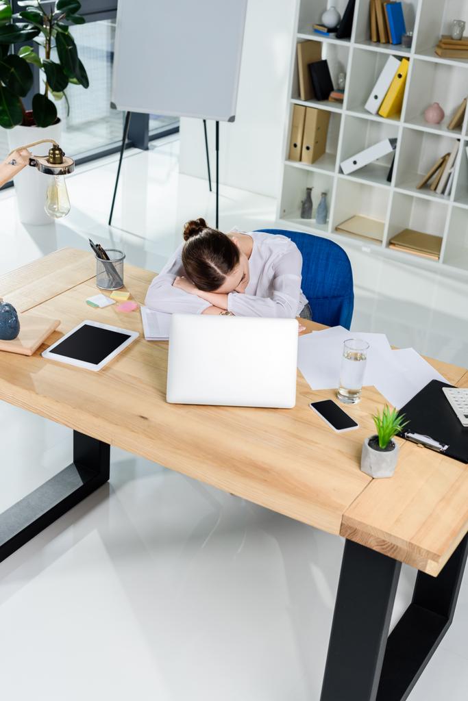 Бізнес-леді спить на столі
 - Фото, зображення