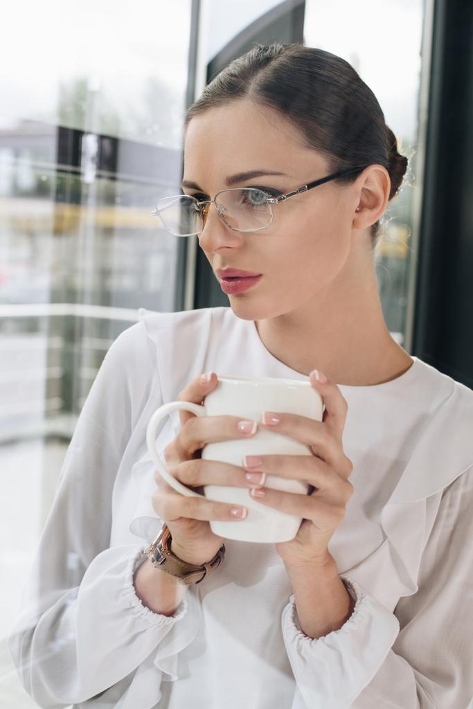 iş kadını holding fincan kahve - Fotoğraf, Görsel