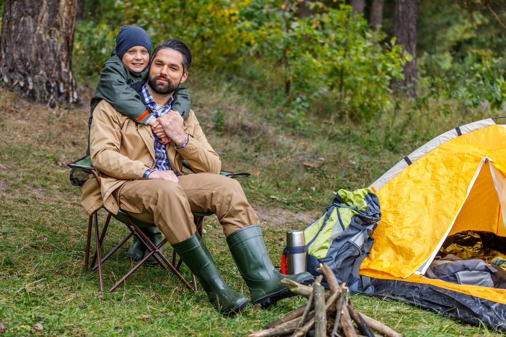 heureux père et fils dans le camping
 - Photo, image