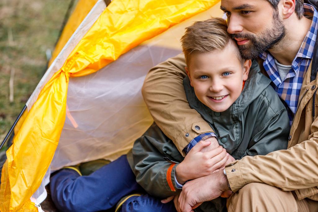 Отец и сын в палатке
  - Фото, изображение