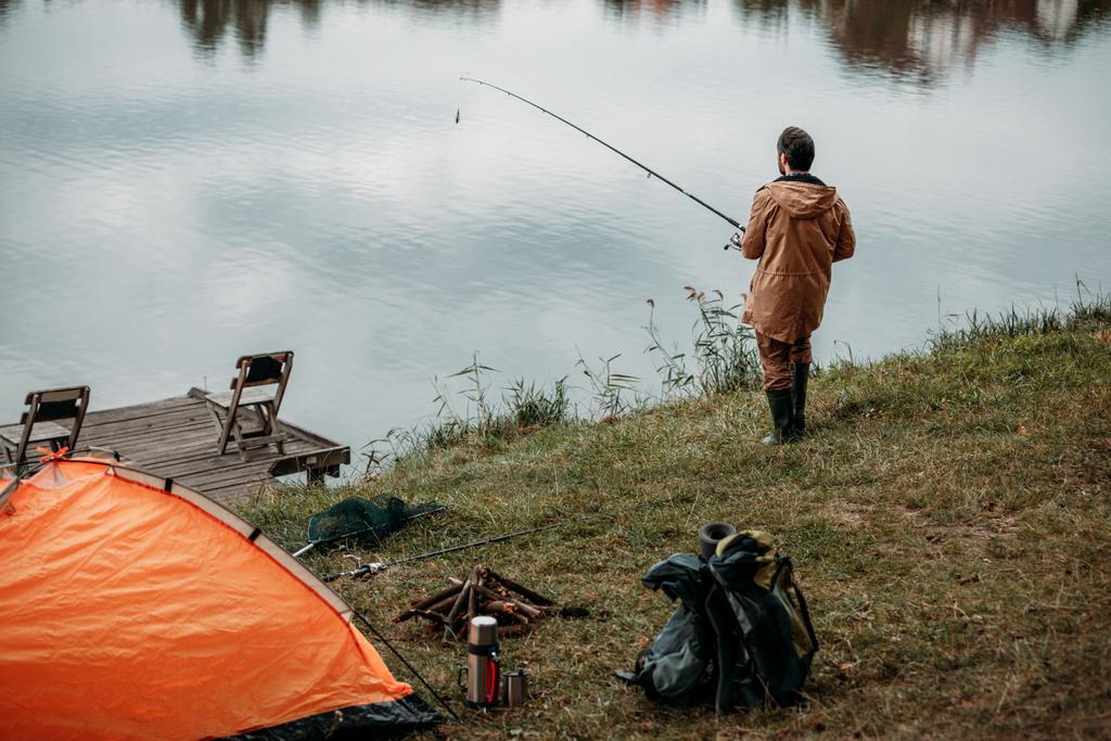 pescatore pesca con canna - Foto, immagini