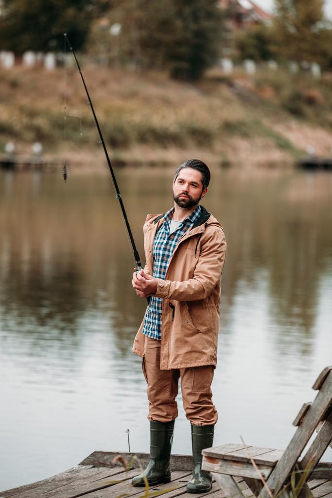 uomo pesca con canna  - Foto, immagini