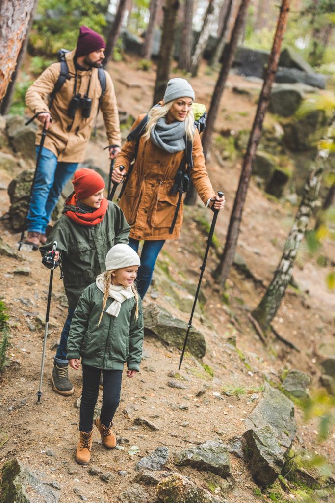 Perhe kävelee syksyllä metsässä
 - Valokuva, kuva