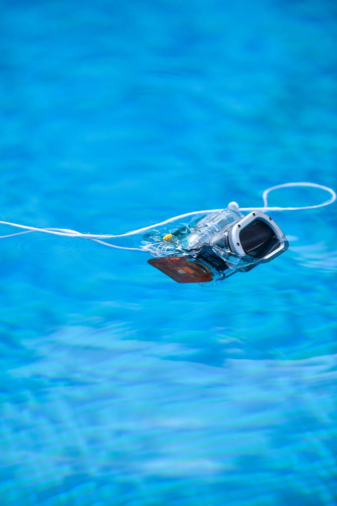 Υποβρύχια φωτογραφία κάμερας στέγαση επιπλέει στο νερό - Φωτογραφία, εικόνα