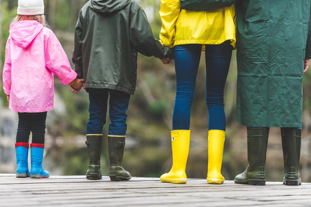 семья стоит на деревянном мосту
 - Фото, изображение