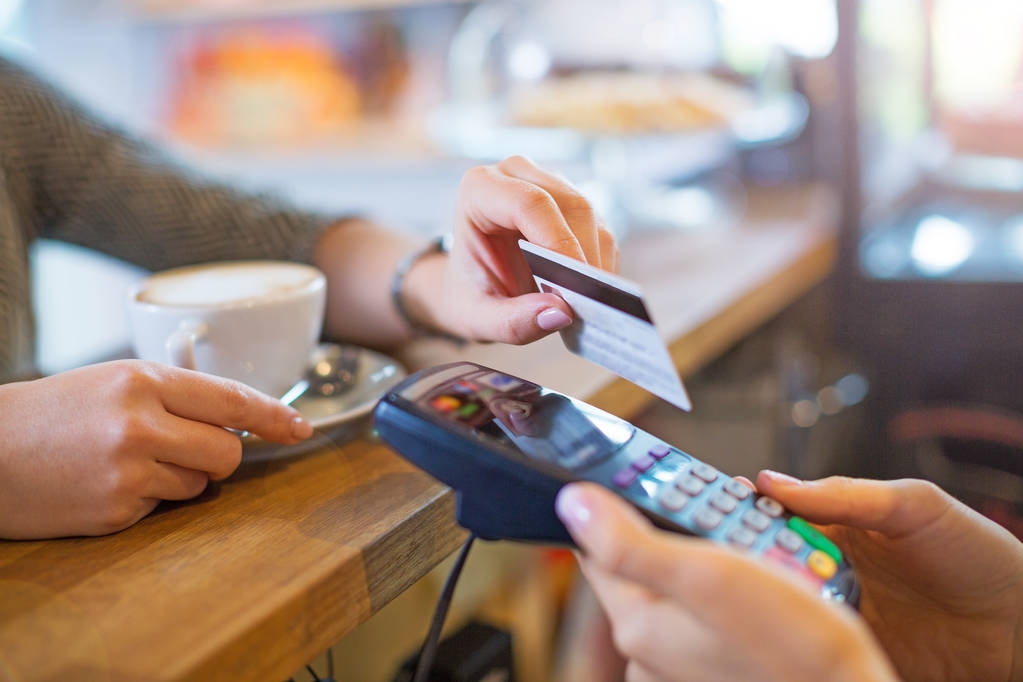 πελατών που πληρώνουν μέσω πιστωτικής κάρτας - Φωτογραφία, εικόνα