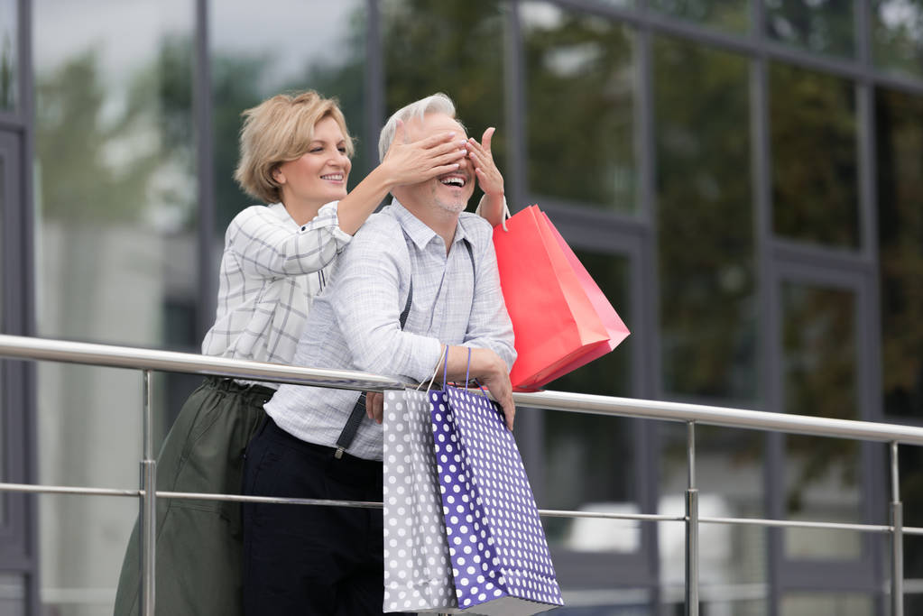 Frau schließt Augen vor Ehemann - Foto, Bild