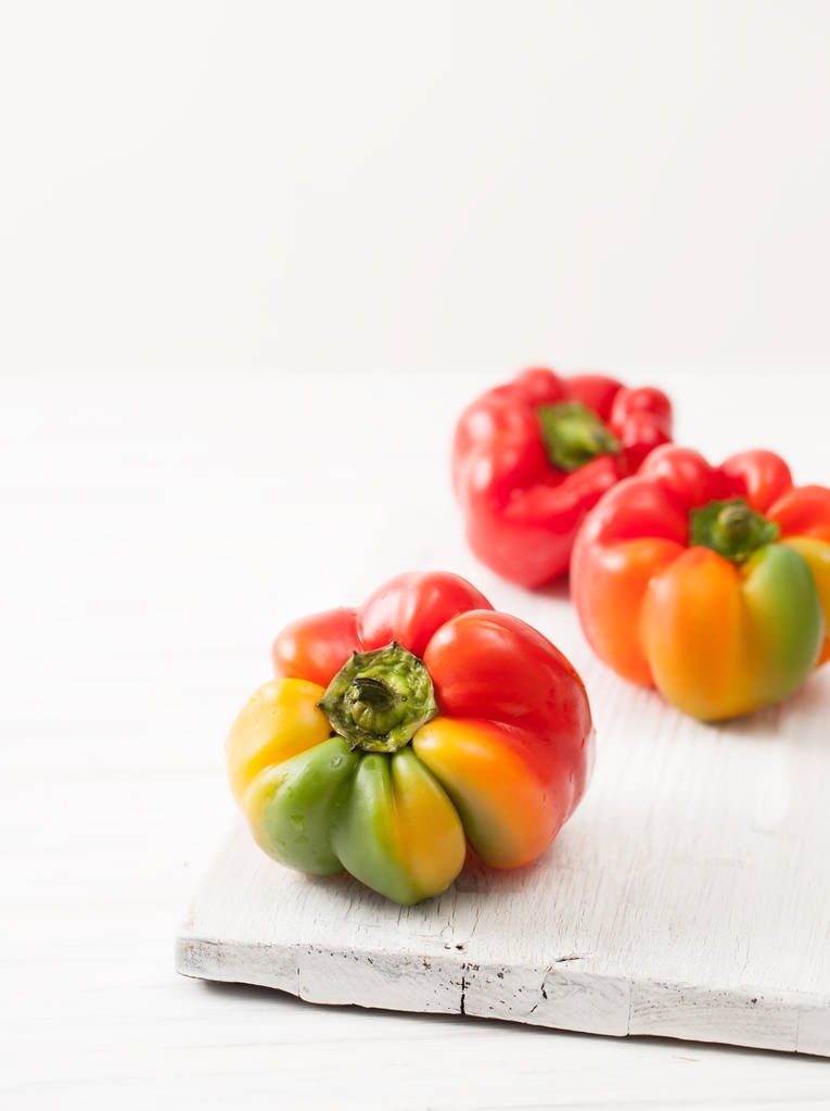Sladký pestré syrové papriky na bílém stole - Fotografie, Obrázek