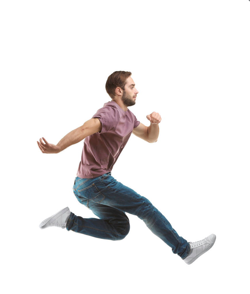 Человек в повседневной одежде бежит
   - Фото, изображение