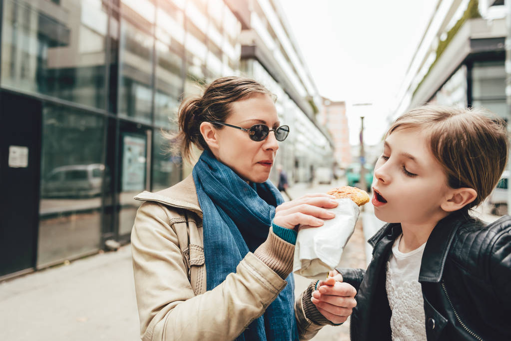 Madre con hija comiendo sándwich
 - Foto, imagen
