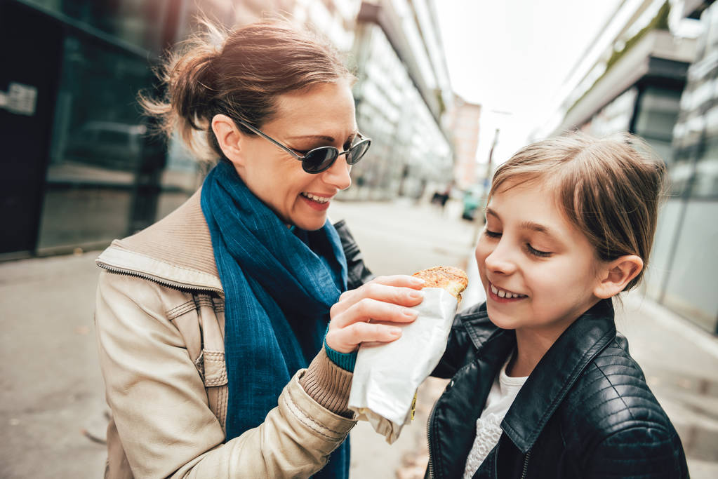 Anne ile kızı sandviç yeme - Fotoğraf, Görsel