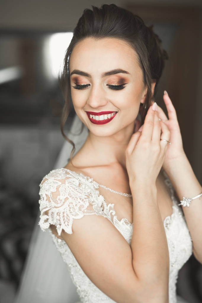 Porträt der schönen Braut mit Modeschleier am Hochzeitsmorgen - Foto, Bild