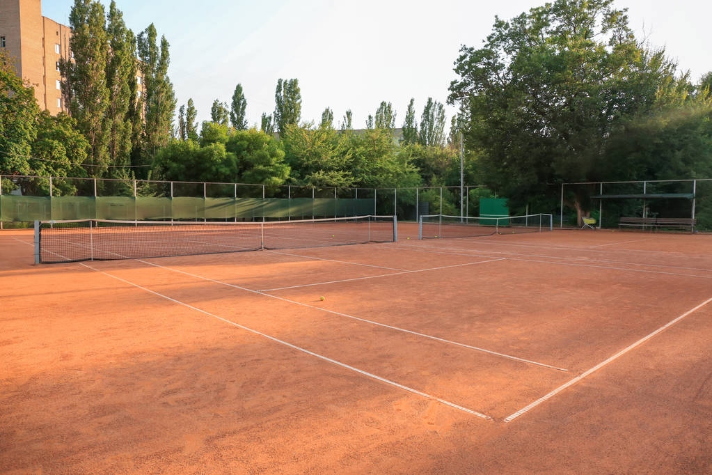 Теннисный корт в солнечный день
 - Фото, изображение