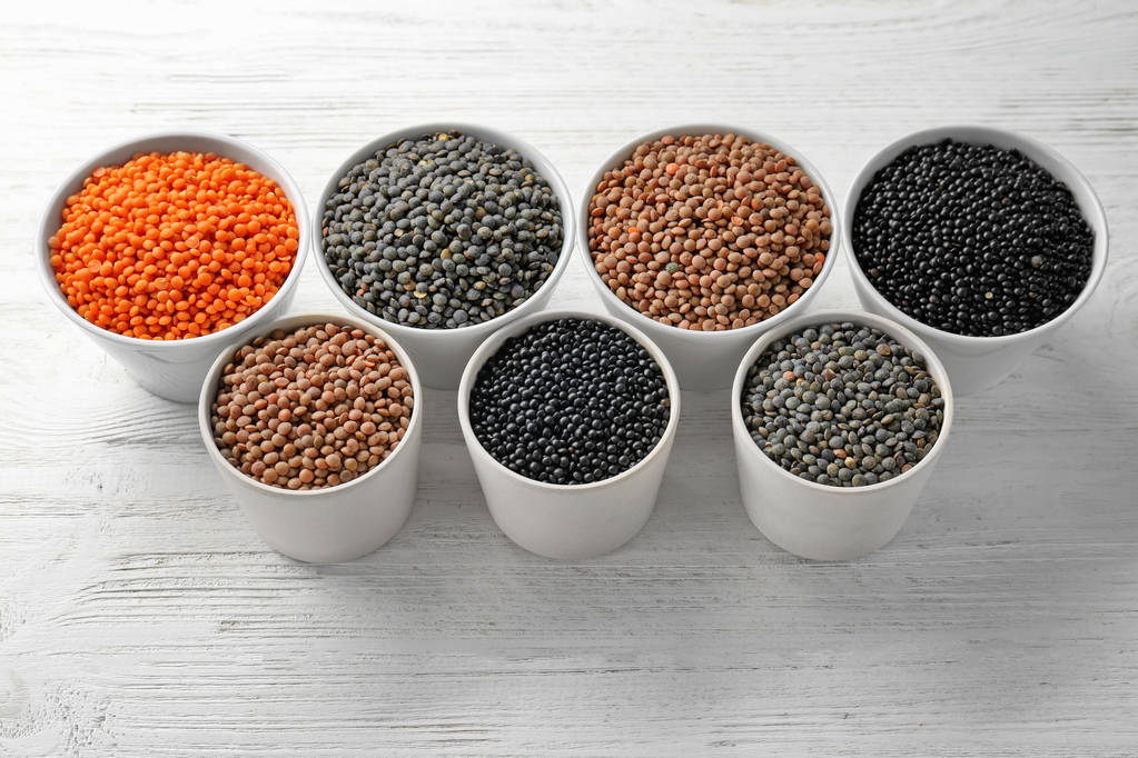 Tigelas com lentilhas diferentes
  - Foto, Imagem