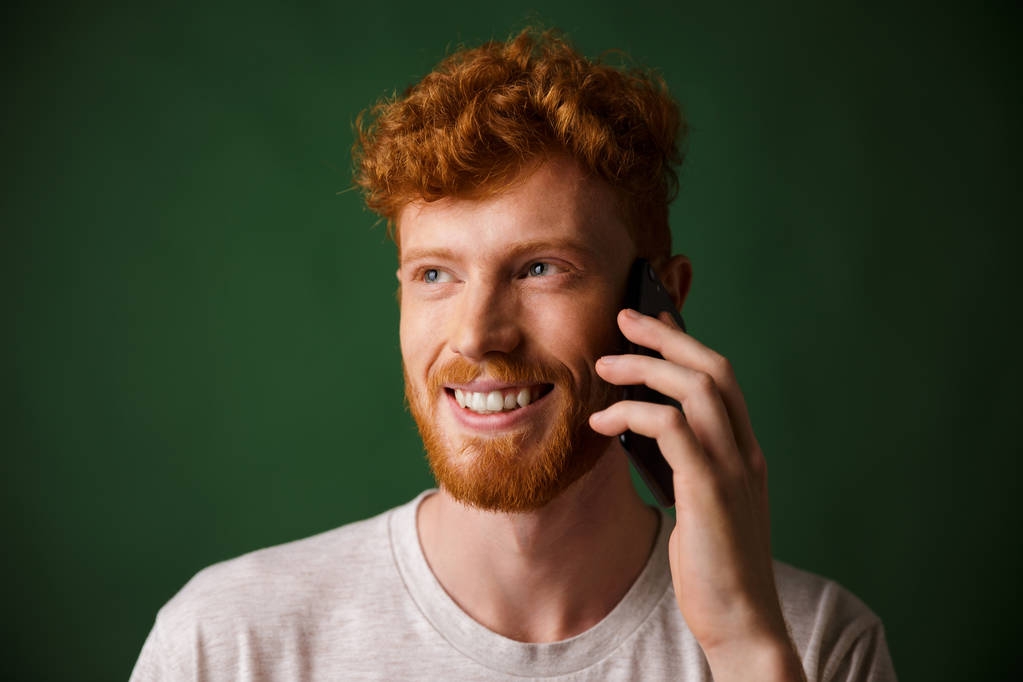 Όμορφος/η κοκκινομάλλης/α γενειοφόρος άνδρας μιλάει στο τηλέφωνο - Φωτογραφία, εικόνα