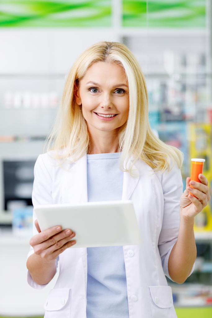 pharmacien avec comprimé numérique et médicament
 - Photo, image
