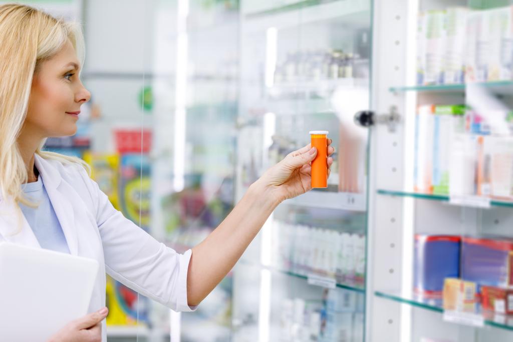 фармацевт с цифровыми таблетками и лекарствами
 - Фото, изображение