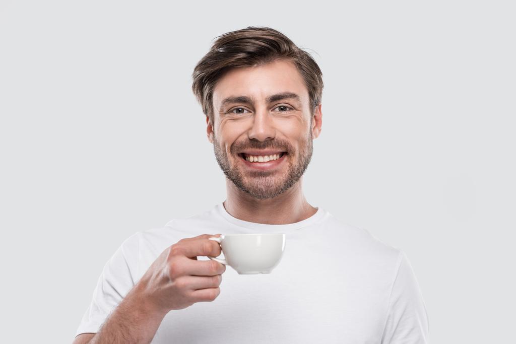 usmívající se muž s kávou - Fotografie, Obrázek