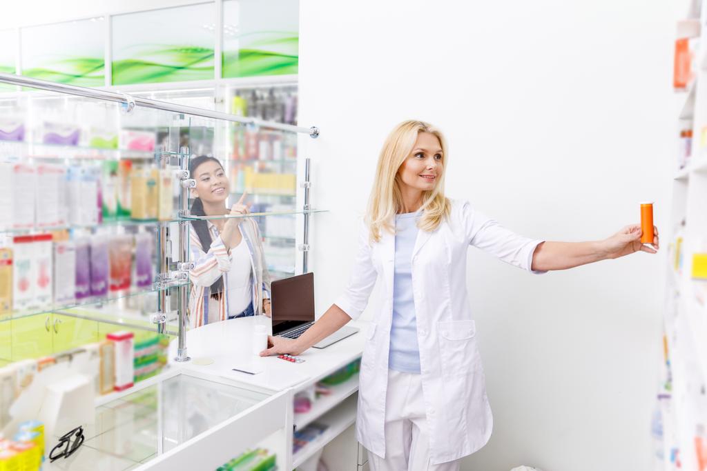 Pharmacien et client en pharmacie - Photo, image