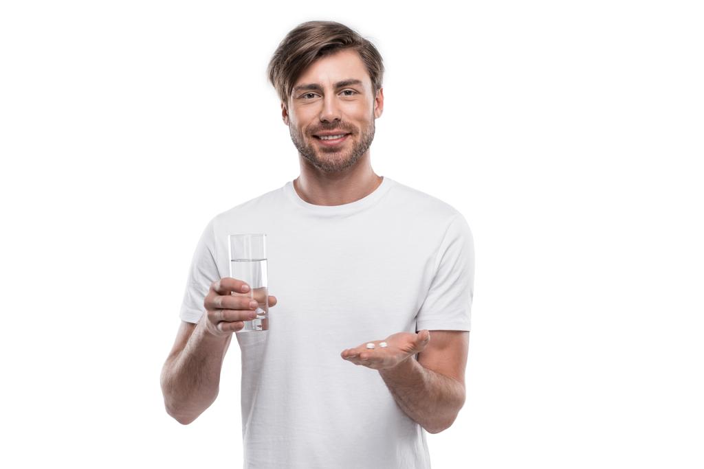Homme avec des pilules et verre d'eau
 - Photo, image