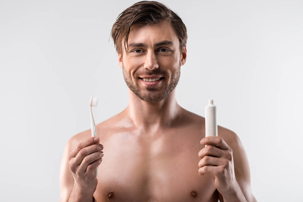 man met tandenborstel en tandpasta - Foto, afbeelding