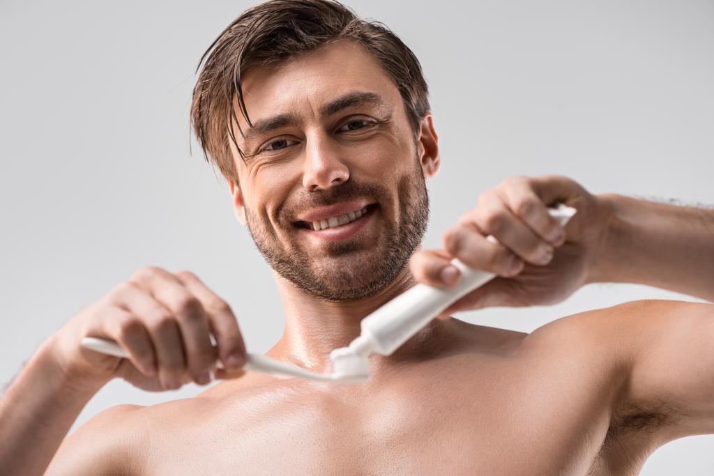 Χαμογελαστός άνθρωπος με οδοντόβουρτσα και οδοντόκρεμα - Φωτογραφία, εικόνα