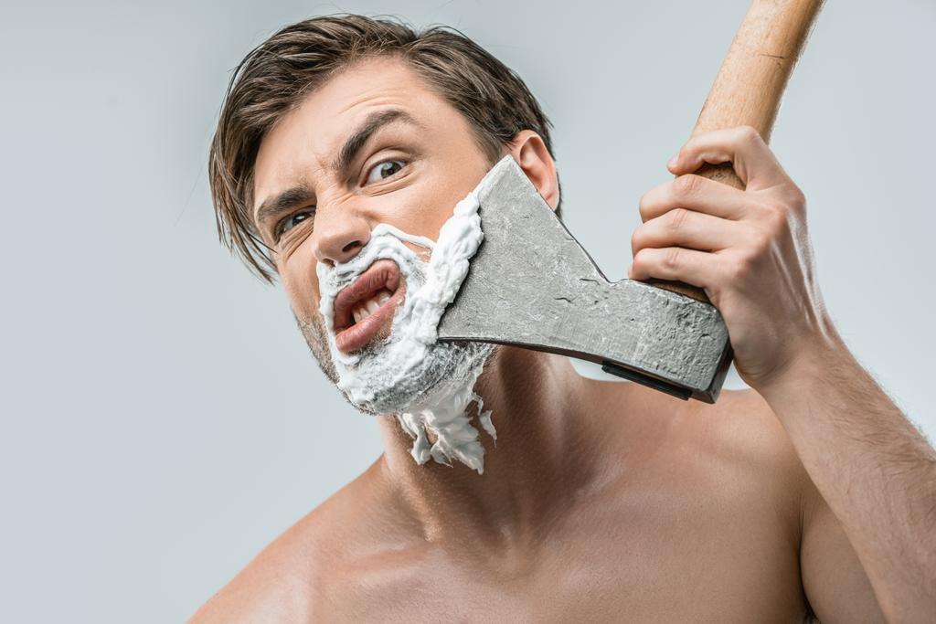 Mann rasiert sich mit Axt - Foto, Bild