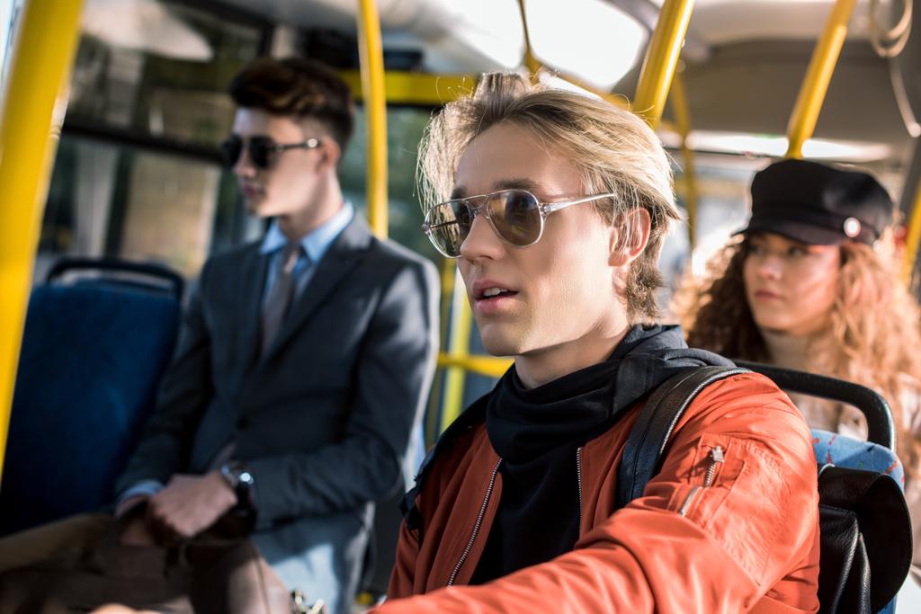 jovem homem em óculos em ônibus
 - Foto, Imagem