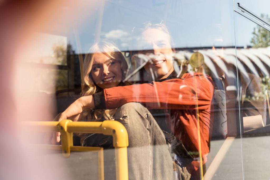 Lächelndes Paar in öffentlichen Verkehrsmitteln - Foto, Bild