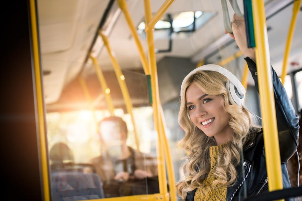 дівчина слухає музику в автобусі
  - Фото, зображення