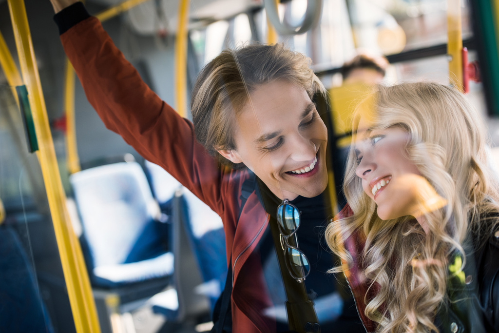 mutlu genç çift otobüste  - Fotoğraf, Görsel