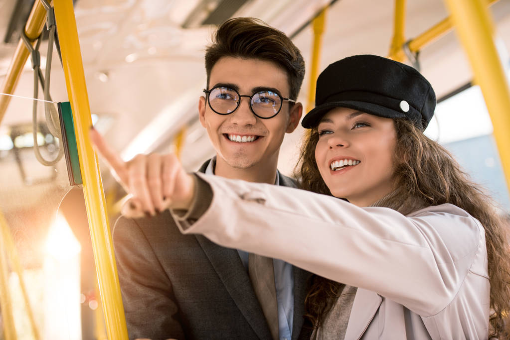 χαμογελώντας ζευγάρι σε λεωφορείο  - Φωτογραφία, εικόνα