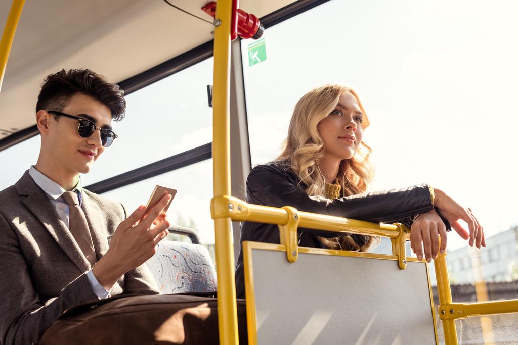 Paar fährt in Stadtbus - Foto, Bild