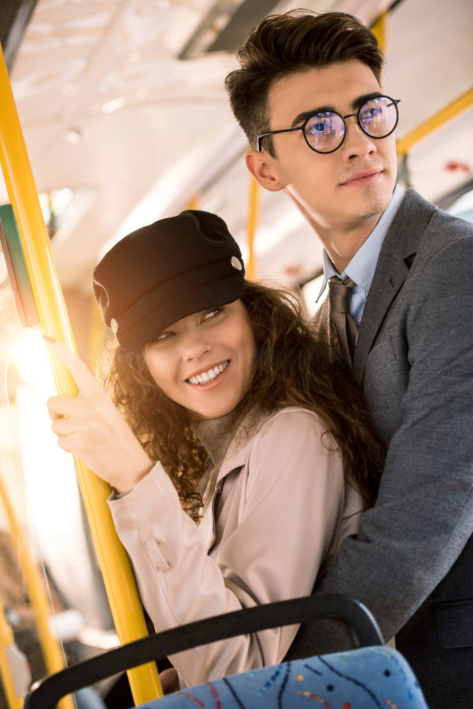 sorridente coppia in autobus
  - Foto, immagini