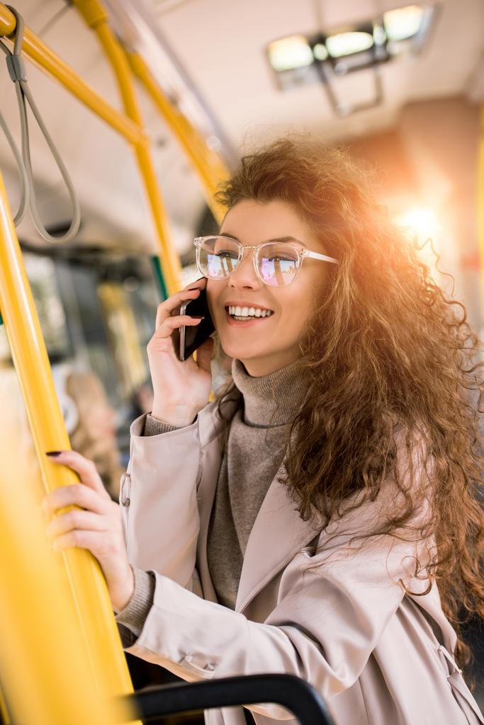 дівчина використовує смартфон в автобусі
  - Фото, зображення