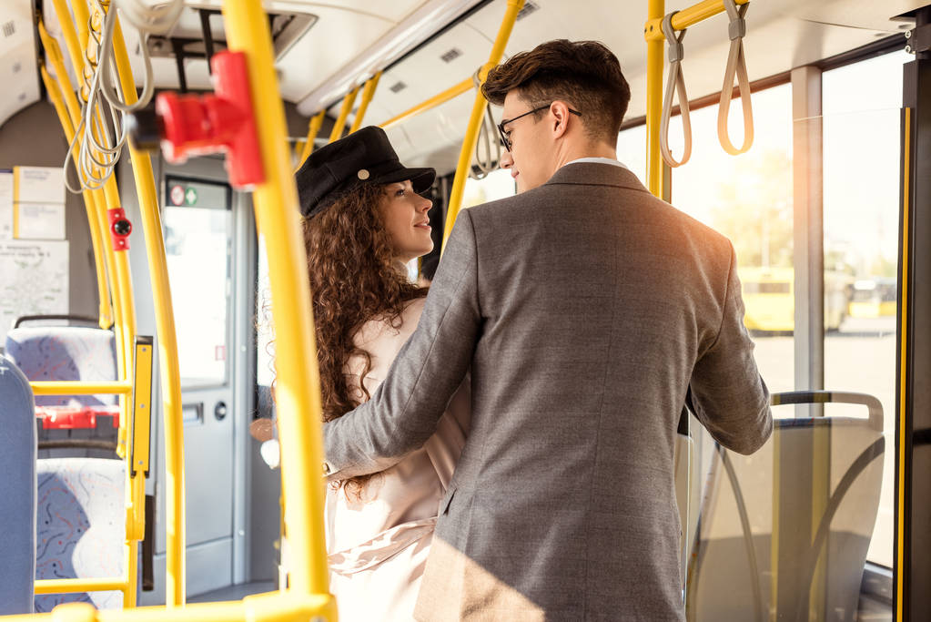 公共交通機関でスタイリッシュなカップル - 写真・画像