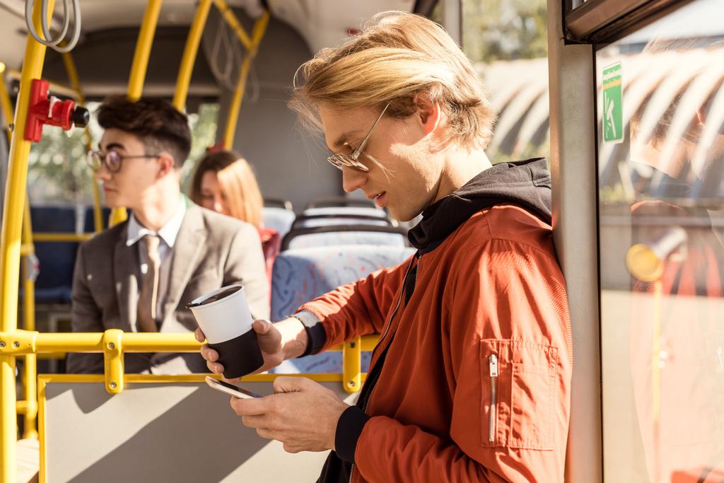 muž s smartphone v městský autobus - Fotografie, Obrázek