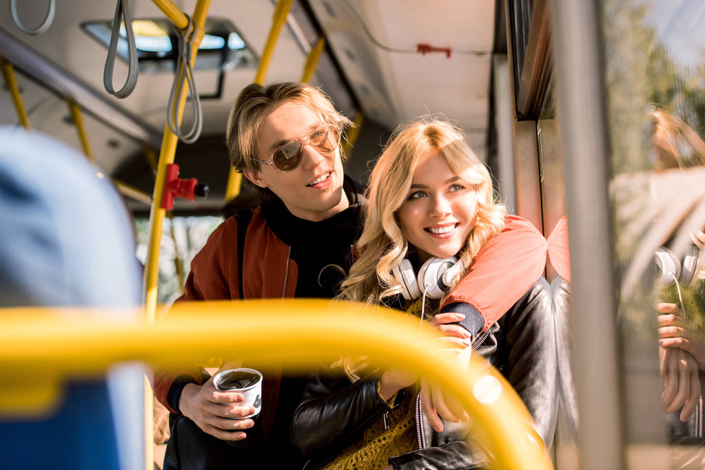 feliz jovem casal em ônibus
  - Foto, Imagem